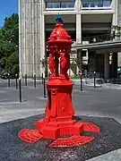 Une fontaine Wallace rouge.