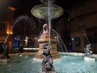 Fontaine avec ses vasques, son bassin, ses chérubins, ses têtes de lions...