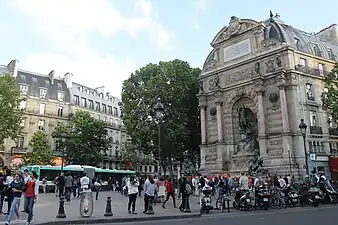 La fontaine et la place.
