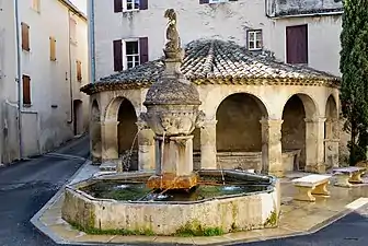 Fontaine au dauphin.