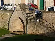 La fontaine du XVe&nbsp;siècle du Pont-Joubert, qui se déverse dans le Clain à Poitiers.