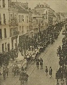 Palais de justice au fond lors du passage du cortège de la Vierge de Boulogne dans la rue Grande, en septembre 1945.