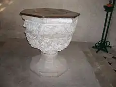 Les fonts baptismaux.