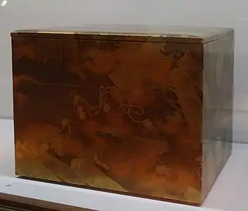 Boîte à nourriture (jubako) à décor de cliquettes, époque d'Edo, XIXe&nbsp;siècle. Bois, laque maki-e d'or, laque aventurine (nashiji), laque rouge, musée Guimet.