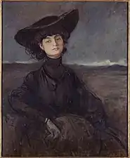 femme en buste peinte sur fond de ciel gris et paysage indistinct, vêtue de noir avec un grand chapeau 1900, l'air décidé