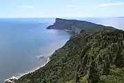 Une péninsule surmontant des falaises rocheuses s'avançant vers la mer.