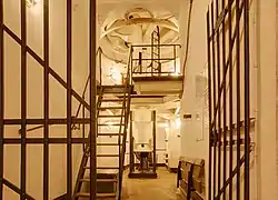 Étage intermédiaire et étage inférieur de la tourelle de 75&nbsp;mm (fort d'Uxegney, près d'Épinal).