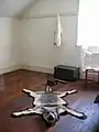 Fourrure de loup dans la chambre d'adulte au second étage du quartier de l'officier commandant.