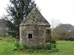 Puits couvert à côté de l'église.