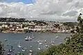 Fowey, son église, son château et ses quais au bord de sa ria.