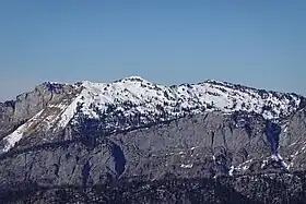 La tête de l'Arpettaz, la tête Ronde et la tête Noire (de gauche à droite) vues depuis le plateau de Beauregard au sud-est.
