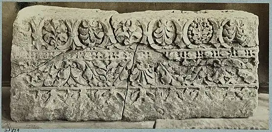 Fragment d'architrave, musée Carnavalet.