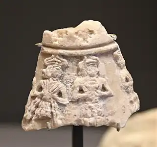 Fragment de masse d'armes représentant avec dieu montagne et déesse au vase jaillissant, mis au jour dans le secteur des temples.
