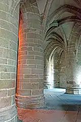 Crypte des Gros Piliers : des nervures, au profil prismatique, animent les voûtes.