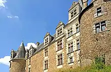 Photographie du logis prise depuis les douves.