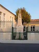 Le monument aux morts des deux guerres.