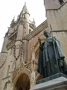 Mende, sa cathédrale et la statue d'Urbain V.