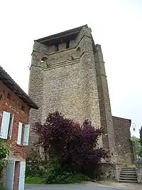 Tour carrée renforcée de contreforts dans les angles. Les murs sont aveugles et surmontés d'une galerie en encorbellement munie de gargouilles.