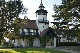 Façade principale et du bâtiment central.
