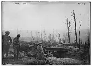 Photographie de soldats français qui attendent dans une tranchée.