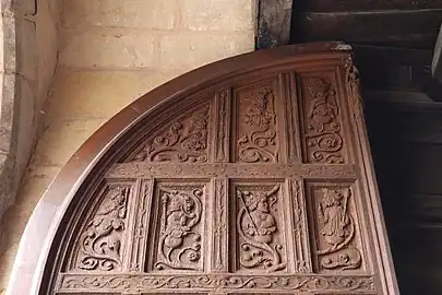 Partie supérieure du vantail de gauche.