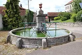 Une fontaine.