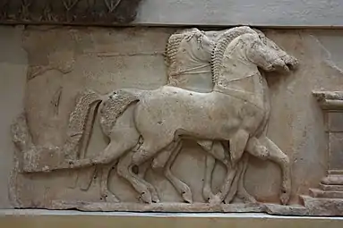 Char d'une déesse qui s'écarte après le jugement de Pâris. Frise Ouest du Trésor de Siphnos. Delphes, peu avant 525. Détail de la frise Sud. Marbre de Paros, sculpteur d'Ionie du Nord (?). H. 64&nbsp;cm. Musée archéologique de Delphes