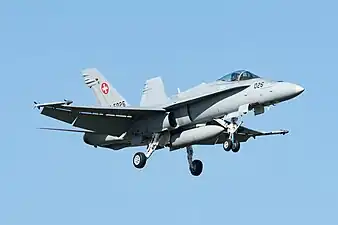 Un F/A-18C atterrissant à Leeuwarden&nbsp;(en) lors de FRISIAN Flag 19.