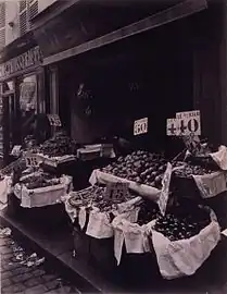 Fruitier au no&nbsp;124, photo d'Eugène Atget (1910).
