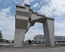 Statue de Vladimir Vysotsky et la palais des sports.