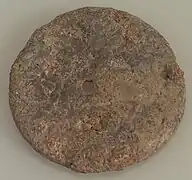 Fusaïole en plomb de couleur marron.