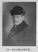 Photo d'homme portant un chapeau épais et un lourd manteau.