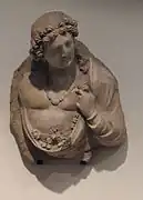 Génie aux fleurs. Monastère de Tapa-Kalan. Hadda IIIe - IVe siècle Stuc. H. 55 cm. Musée Guimet.