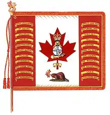 Un drapeau blanc avec deux bandes rouges de chaque côté avec 11&nbsp;listels jaunes portant des noms de bataille dans chaque bande et, au centre, une feuille d'érable rouge sur laquelle se trouve un castor se tenant debout sur un tronc d'arbre au naturel tenant dans ses pattes un cercle blanc divisé par une croix blanche lisérée de deux bandes ondulées bleues avec une couronne au naturel dans le coin supérieur gauche et une feuille d'érable rouge dans le coin inférieur droit ; une couronne au naturel est située au-dessus du castor dans la feuille d'érable et un listel jaune portant l'inscription « III » surmonte la tige de la feuille d'érable. Un castor au naturel couché faisant face vers la gauche sur de la pelouse verte tenant une tige comportant trois feuilles d'érable aux couleurs d'automne se situe sous la feuille d'érable. Le drapeau est attaché sur un mât surmonté d'un lion doré portant une couronne et tenant une feuille d'érable faisant face à gauche