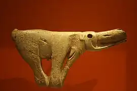 Propulseur au mammouth&nbsp;(en).Bois de renne, abri Montastruc, 12,5&nbsp;cm. British Museum.