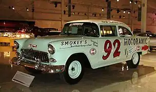 Deux portes 1955 modifiée pour la course.