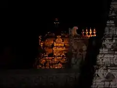 Vimana illuminé du Temple de Sri Venkateshwara Swamy (Vishnou) à Tirupati. Un des grands lieux de pèlerinage en Inde.