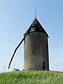 Le moulin de Ballan, typique de la région (mai&nbsp;2009)