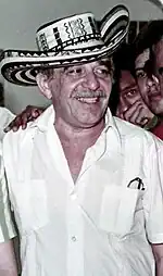 L'écrivain Gabriel García Márquez portant un sombrero vueltiao.