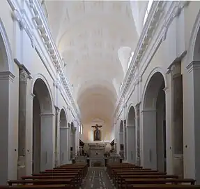 La nef vers le chœur.