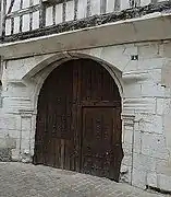 Un porche, rue du Four-à-Baon.