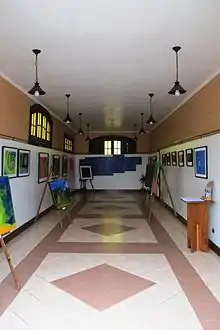 La gare de chemin de fer est transformée en salle d'expositions de peintures