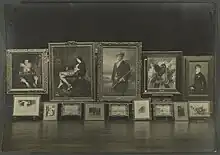 Deux rangées de tableaux, de formats différents, conservés dans la galerie Henry Vasnier, sont posés sur des chevalets.