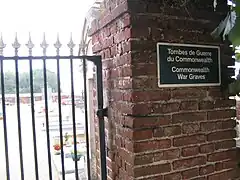 Cimetière de Gannes, plaque de la CWGC.