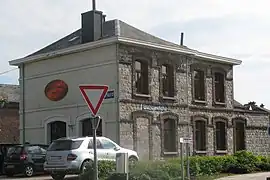 Bâtiment côté voies depuis le rond-point.