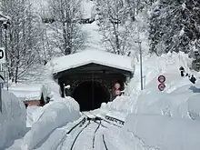 L'entrée sud du tunnel en hiver.