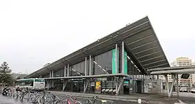 Bâtiment d'entrée de la gare souterraine vu de la rue.