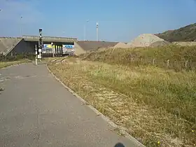 Vue de l'ancien quai de la gare de Boulogne-Aéroglisseurs, par temps ensoleillé.
