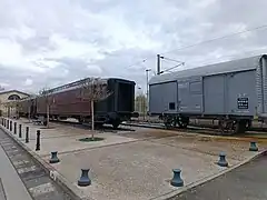 Librairie installée dans des anciens wagons postaux.
