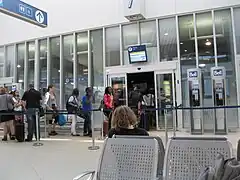 Porte d'accès au quai d'embarquement.